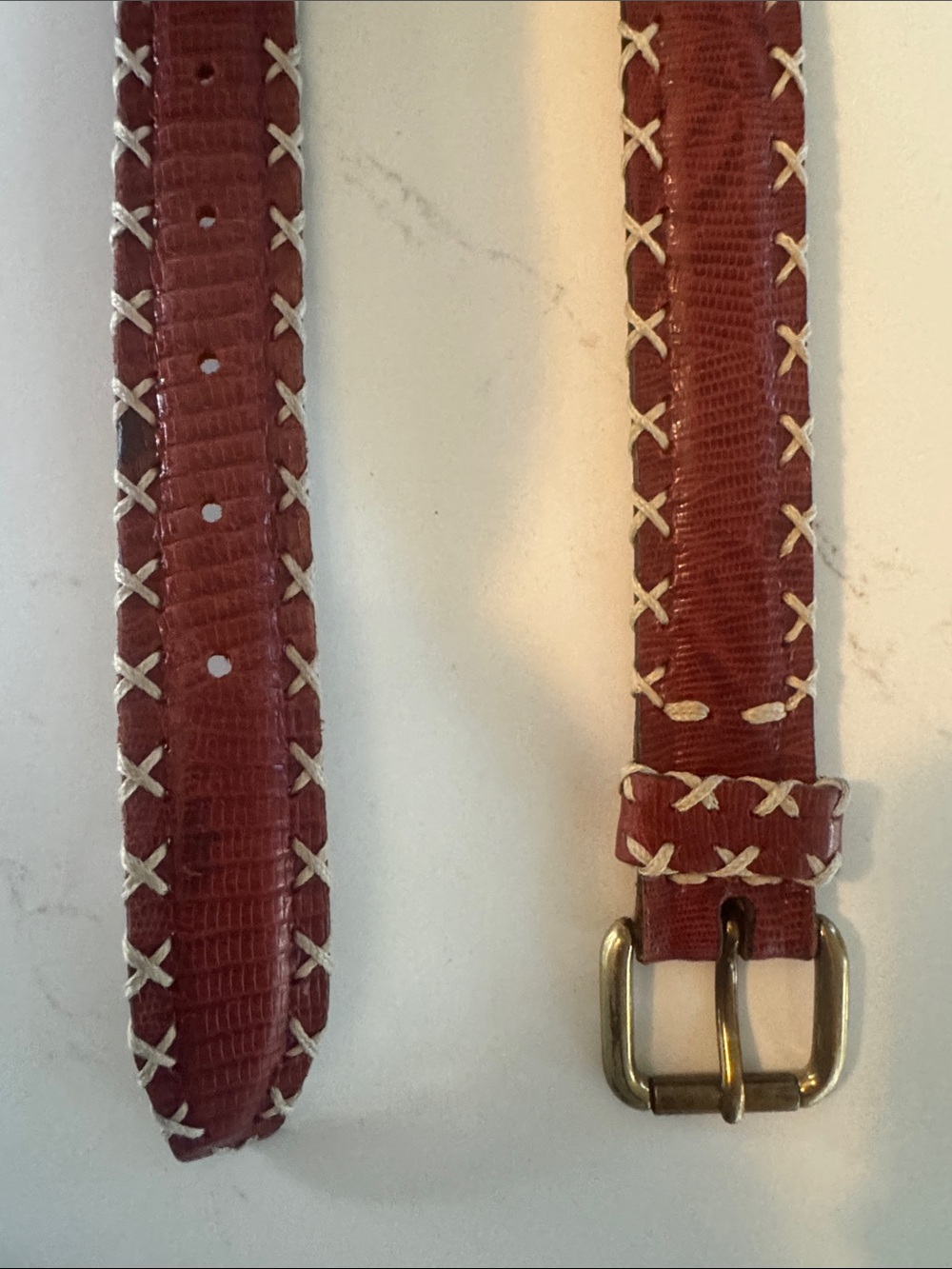 Leather belt in cognac with X stitching and brass hardware